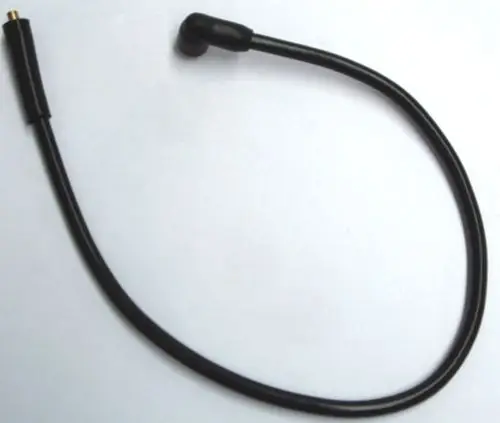 Schwarzes Kabel mit einem gebogenen Ende, vermutlich zur Verbindung von Zündelektrode und Zündeinheit, verwendet in Daikin Geräten.